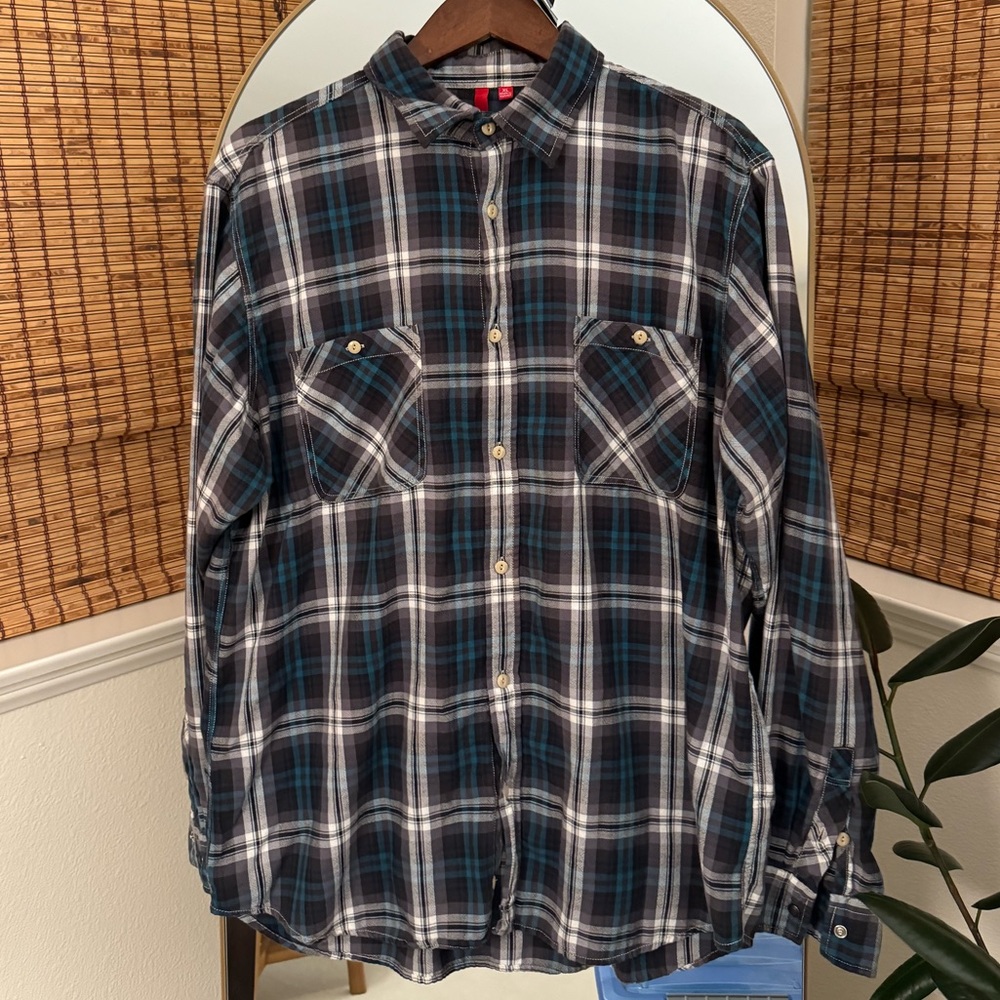 Men’s (5/48) blue plaid, long sleeve button up, size XL
